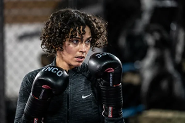 Boxeuse à l'entraînement au Boxing Center Toulouse