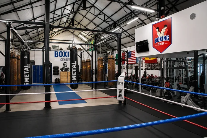 Le concept Boxing Center : ring, sacs de frappe et espace musculation