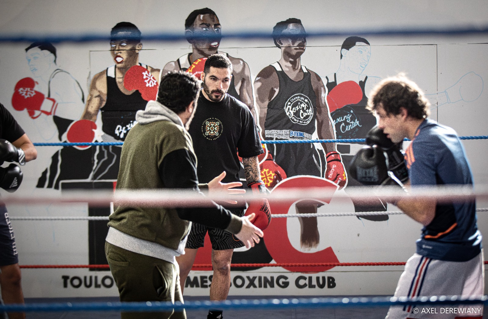 Mehdi, coach de boxe anglaise à Toulouse, encadre un entraînement sur le ring