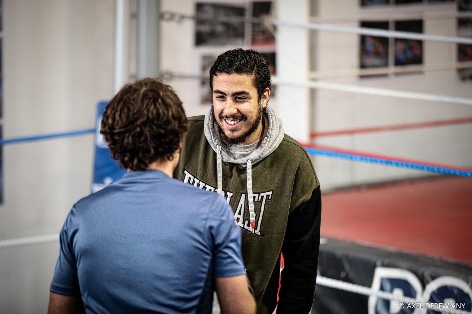 Mehdi, coach de boxe à Toulouse, échange avec un adhérent à l’entraînement