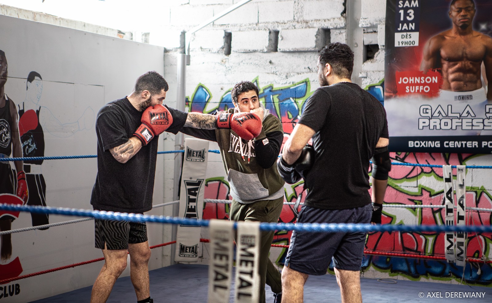 Mehdi, coach de boxe à Toulouse, corrige un boxeur pendant l’entraînement