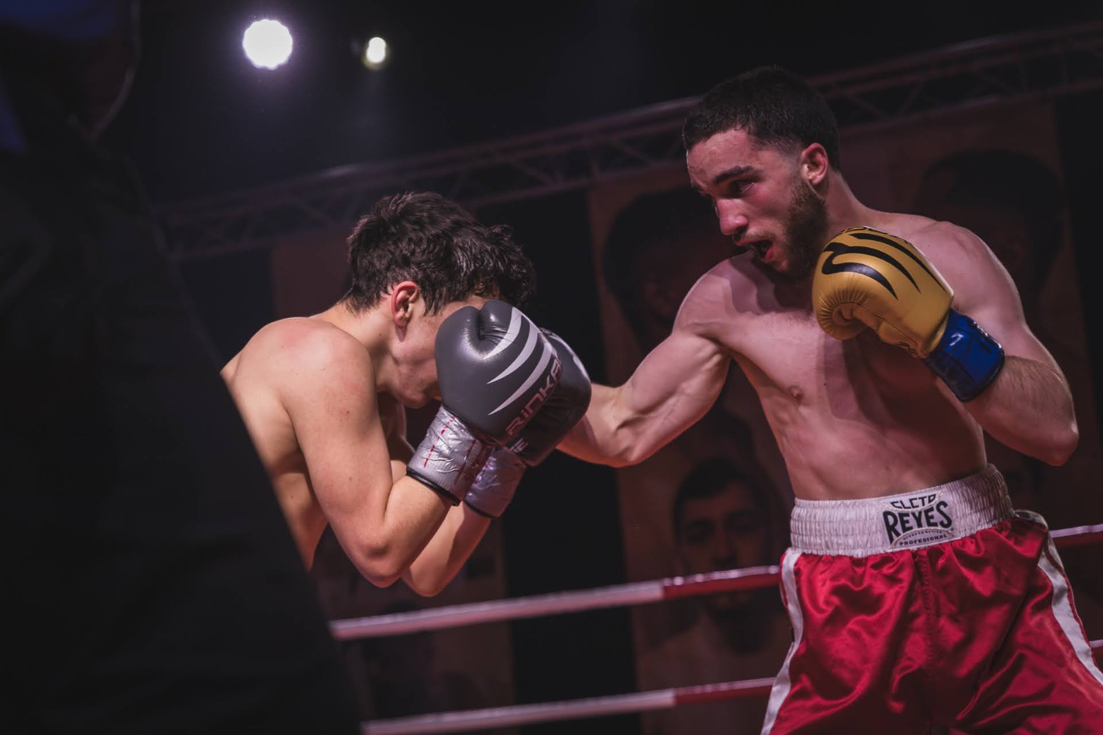 Valentin Guth, boxeur et coach Boxing Center Toulouse, en action sur le ring