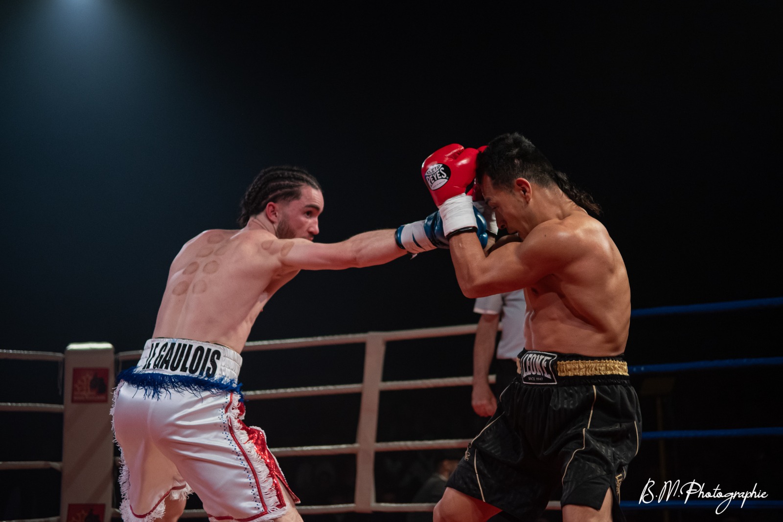 Valentin Guth, boxeur pro Boxing Center, porte un direct lors d’un combat à Toulouse