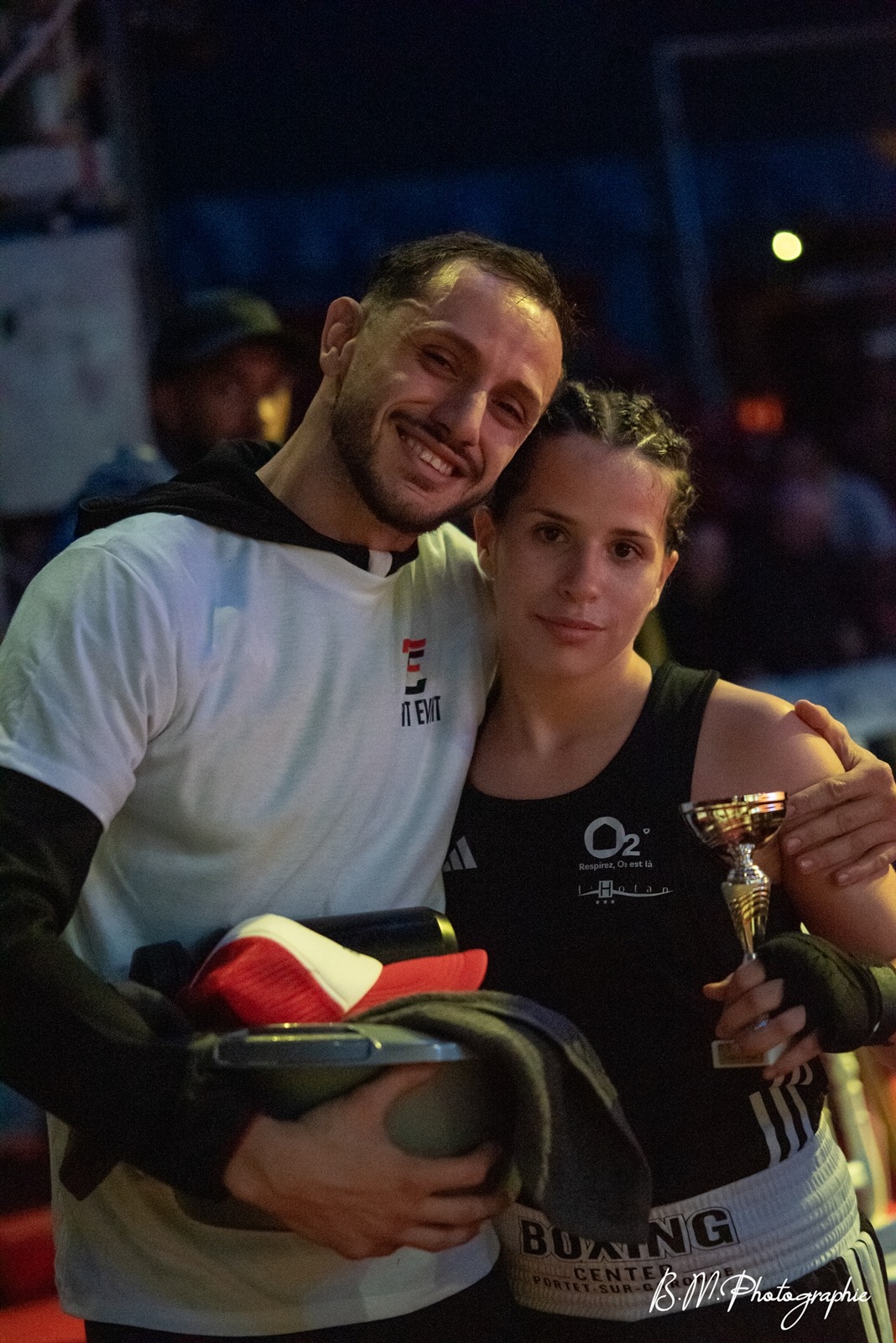 Valentin Tapia, coach de boxe anglaise à Toulouse, avec Anna Boullez et son trophée
