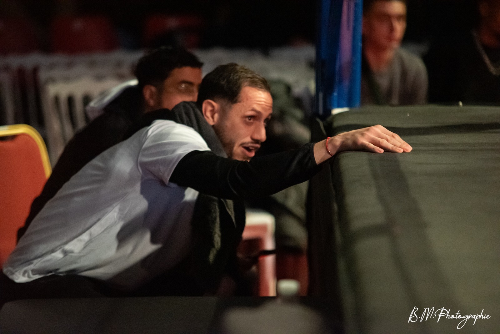 Valentin Tapia, coach de boxe anglaise à Toulouse, au coin du ring pendant un combat