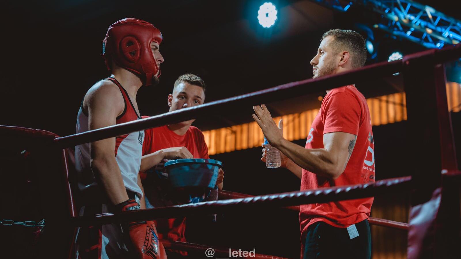 Valentin Tapia, coach Boxing Center, conseille un boxeur au coin du ring