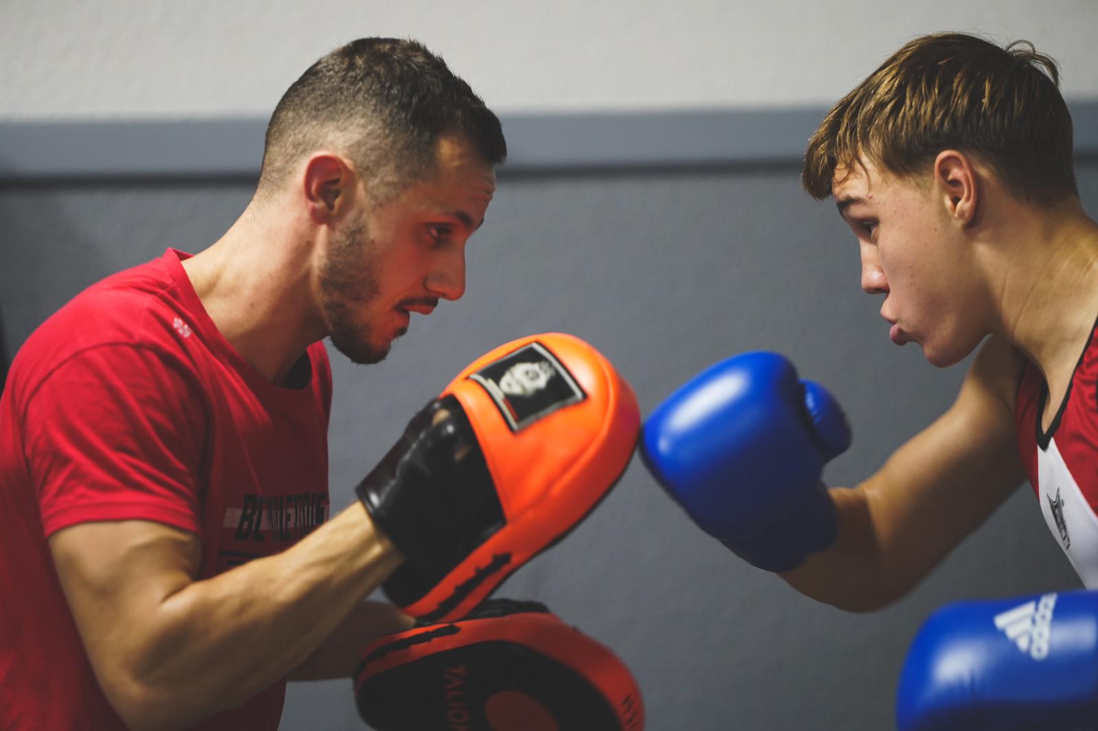 Valentin Tapia, coach de boxe à Toulouse, travaille aux mitaines avec un jeune boxeur