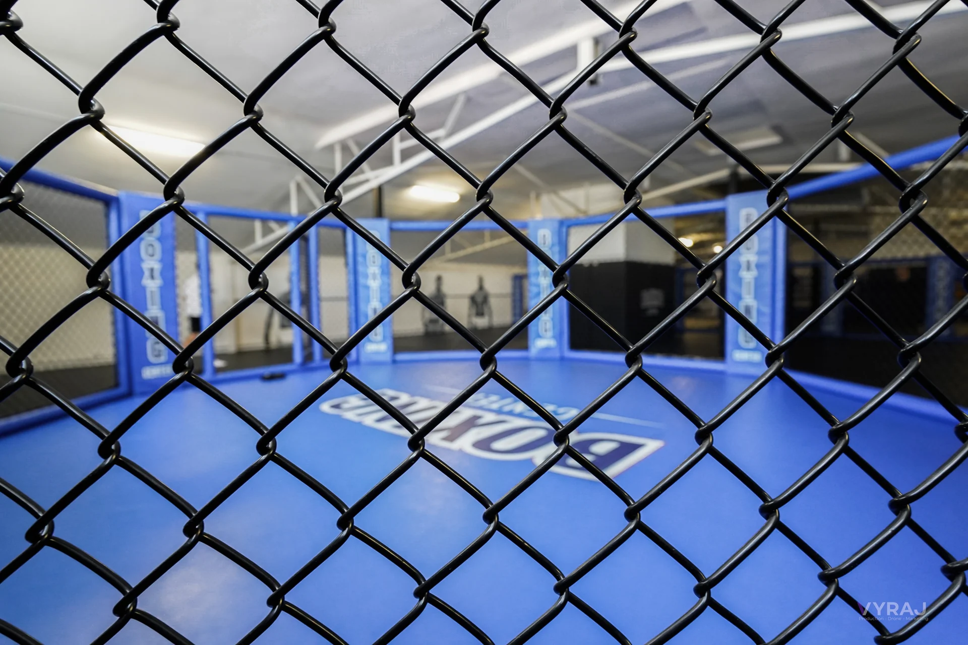 Cage MMA vue à travers le grillage à la salle Boxing Center Toulouse États-Unis