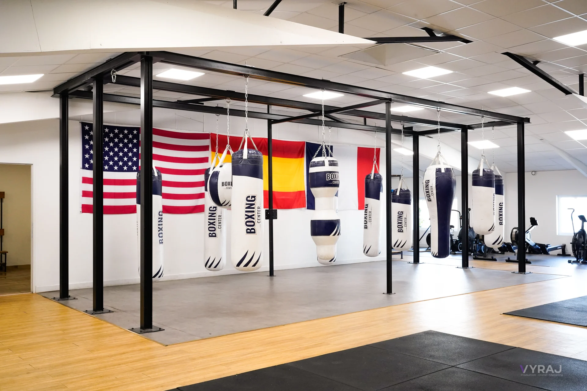 Espace cardio, sacs de frappe et machines de la salle Boxing Center Toulouse États-Unis
